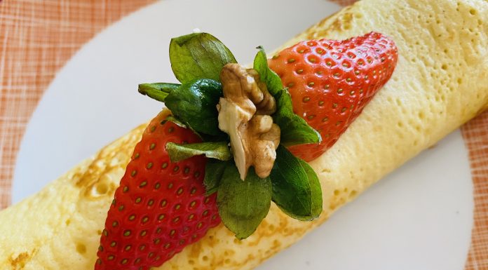 Crepes com Morangos Nozes e Queijo de Cabra