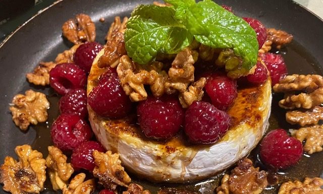 Queijo Brie no Forno com Framboesas e Nozes