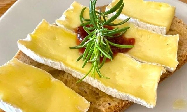 Torradas com Camembert Frutos Vermelhos e Vinagre Balsâmico